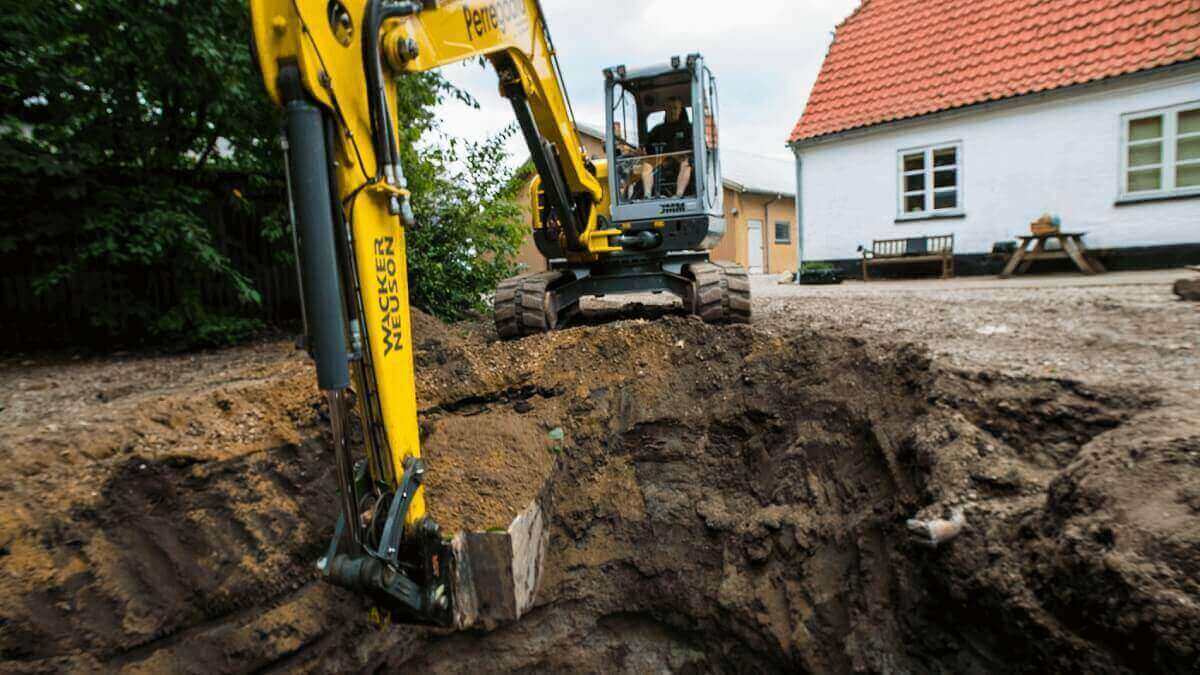 Gravemaskine i gang med at klargøre hul