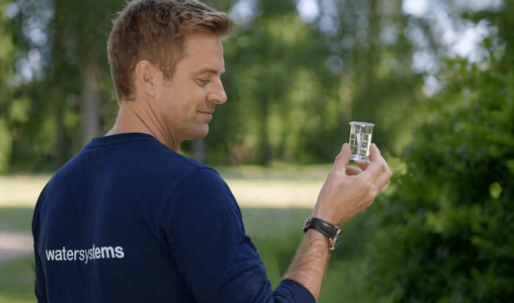 Billede af minirensningsanlæg fra Watersystems, der bliver sænket ned i jorden.
